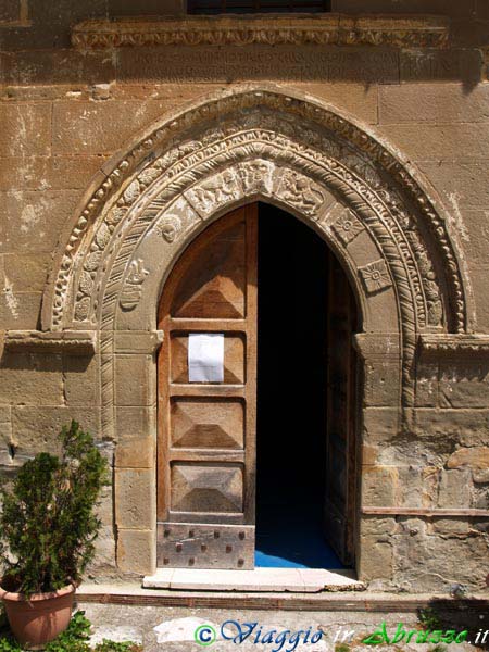 02-P5218851+.jpg - 02-P5218851+.jpg - Il portale della chiesa della SS. Annunziata (X sec.).